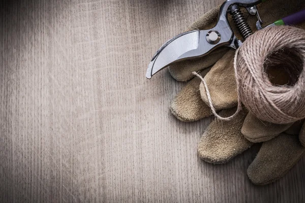 Hank van bindgaren, lederen handschoenen en snoeischaren — Stockfoto