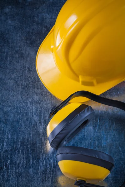 Protective ear muffs and hard hat — Stock Photo, Image