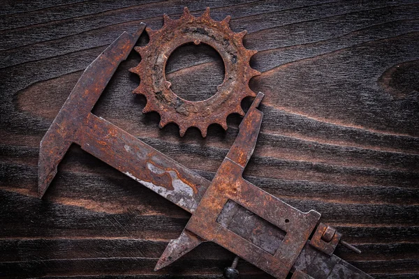 Rusted measuring calipers with gear wheel — 图库照片