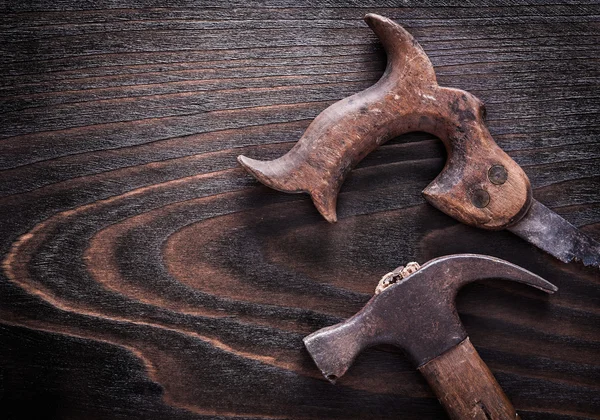 Σκουριασμένα μεταλλικό handsaw με σφυρί νύχι — Φωτογραφία Αρχείου