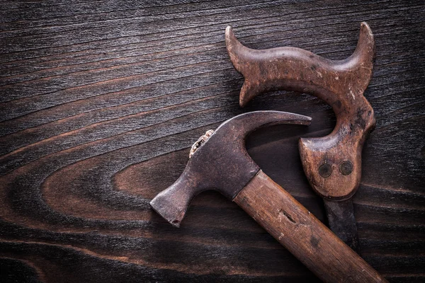 Paslı metal el testeresi pençe çekiç ile