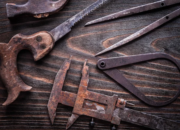 Pinzas, sierra manual y martillo de garra — Foto de Stock