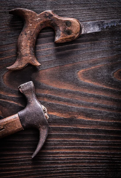 Verroeste metalen handzaag met klauw hamer — Stockfoto