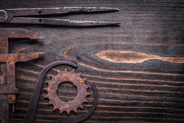 Pinzas de medición oxidadas con rueda dentada — Foto de Stock