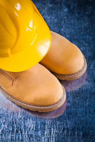 Safety working boots and hard hat — Stockfoto