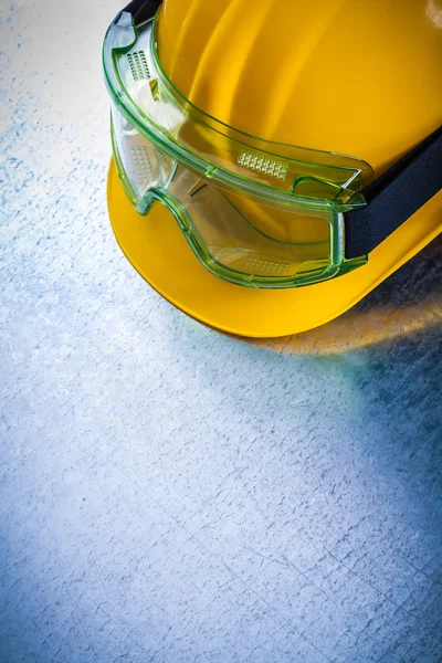 Sombrero duro amarillo con gafas protectoras —  Fotos de Stock