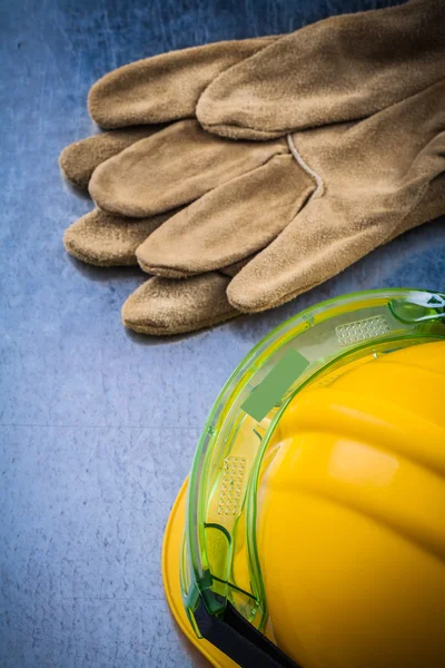 Vestuário de trabalho de proteção na superfície metálica riscada — Fotografia de Stock