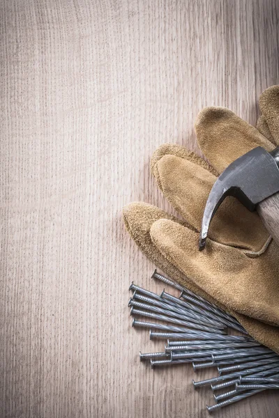 Martelo, luvas de proteção de couro e unhas — Fotografia de Stock