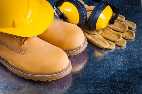 Stiefel, Lederschutzhandschuhe, Ohrenschützer — Stockfoto