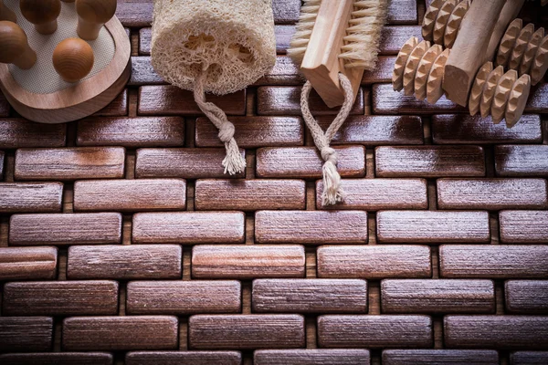 Cepillo pelador de madera, masajeadores y esponja — Foto de Stock