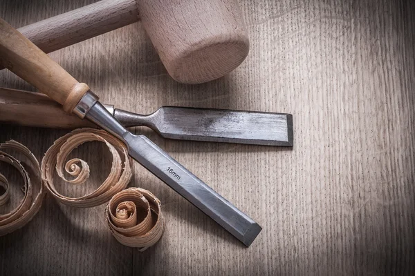 Wooden hammer, planning chips, chisels — Stok fotoğraf