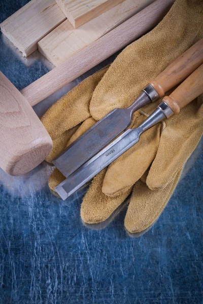 Wooden mallet, chisels and protective gloves — Stock Photo, Image