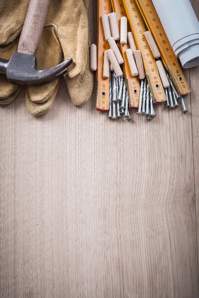 Meter, dowels, blueprints, hammer, gloves — Stockfoto