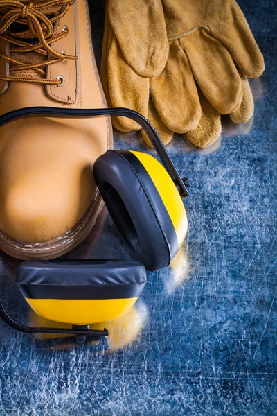 Working boots, protective gloves and headphones — Stockfoto