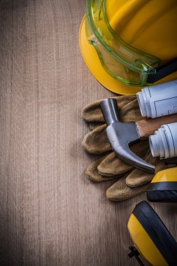 Çekiç, gözlük, güvenlik kapağı, eldiven