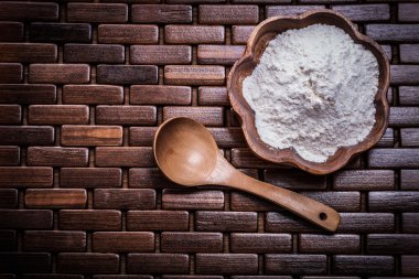 Ahşap kase un ile kaşık