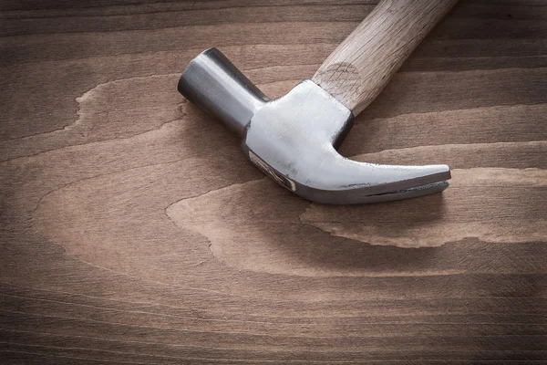 Claw hammer op vintage houten bord — Stockfoto