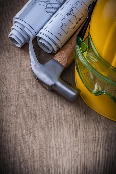 Hammer, Brille, Zeichnungen und Harthut — Stockfoto