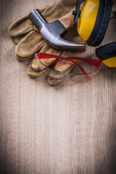 Herramientas de trabajo protectoras y martillo de garra — Foto de Stock