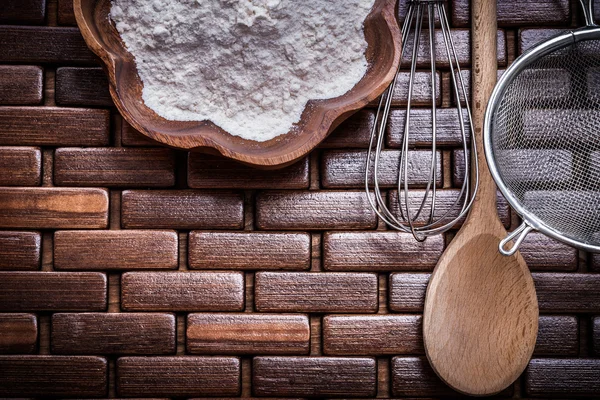 木勺，碗，面粉筛 — 图库照片