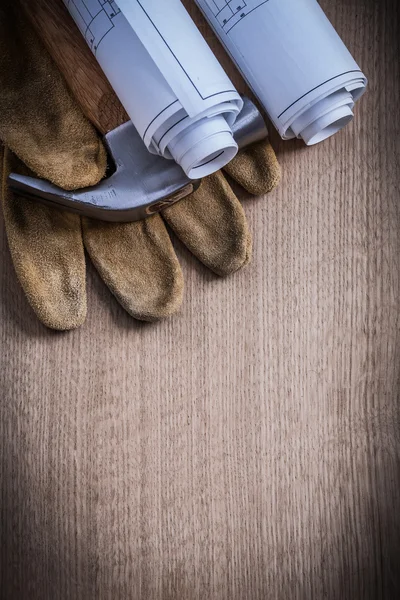 Planes de construcción, guantes de seguridad y martillo — Foto de Stock