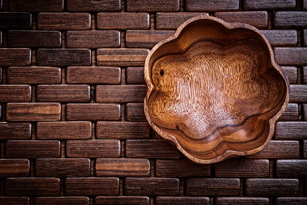 Cuenco en forma de flor en la estera de madera lugar — Foto de Stock