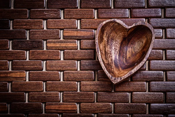 Heartshaped 碗上木质铺垫 — 图库照片