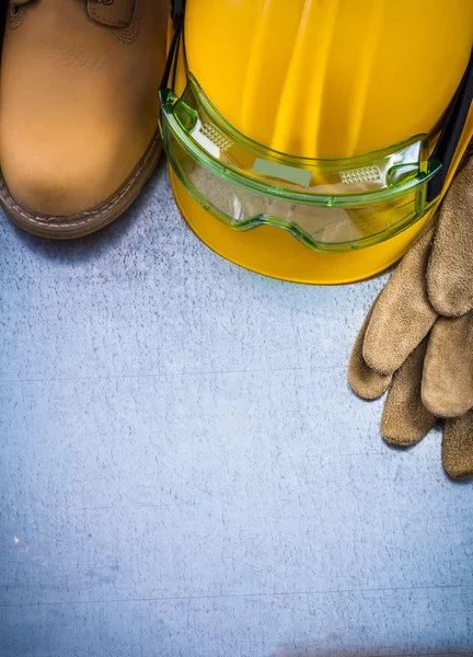 Luvas, sapatos, capacete de construção e óculos — Fotografia de Stock