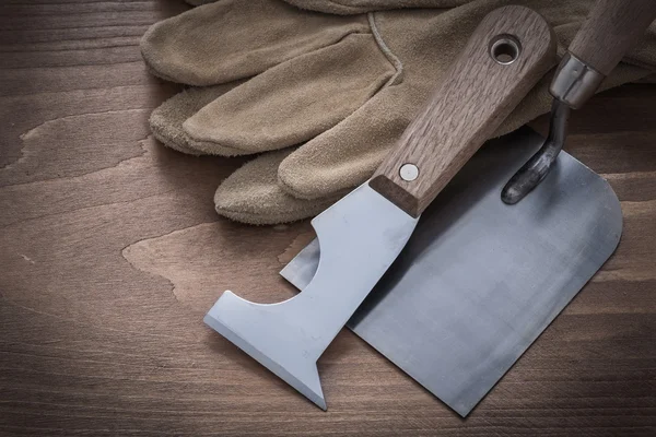 Knife, bricklaying trowel and safety gloves — Stock Photo, Image