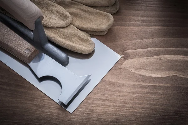 Mes, stukadoors Troffel en veiligheid handschoenen — Stockfoto