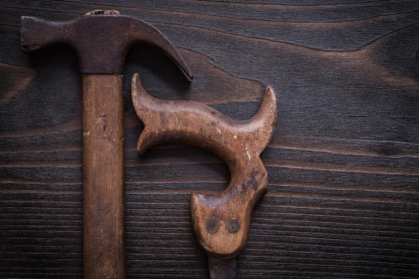 Sierra de mano oxidada y sucia y martillo de garra — Foto de Stock