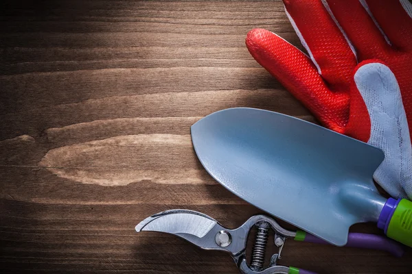 Glove, gardening secateurs and hand spade — Stock Photo, Image