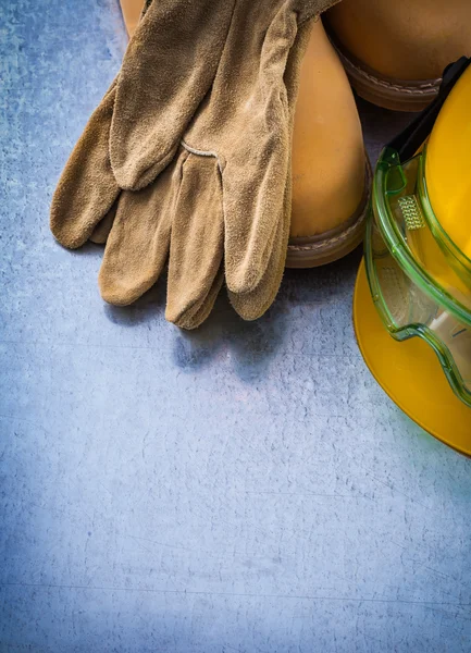 Sapatos, luvas de proteção, capacete de construção — Fotografia de Stock