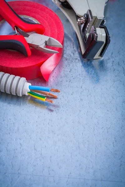 Pinzas, cables eléctricos, cinta aislante — Foto de Stock
