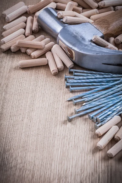 Cavilhas, unhas e martelo de garra — Fotografia de Stock