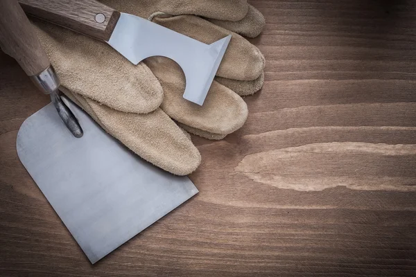 Hechtlaag metselen Troffel en lederen handschoenen — Stockfoto