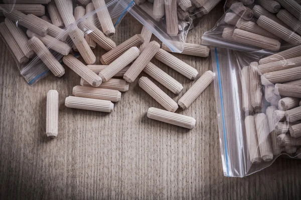 Pezones de madera sobre tabla de madera —  Fotos de Stock