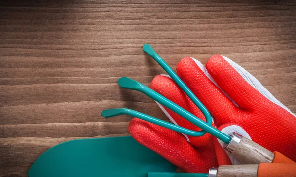 Working gloves, hand spade and rake — Stock Photo, Image