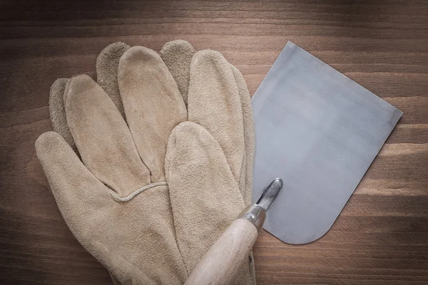 Skyddshandskarna som arbetande och bricklayingen murslev — Stockfoto