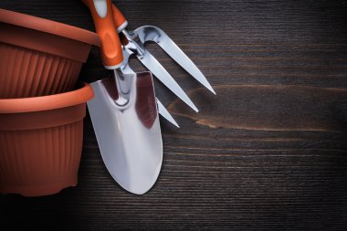 Tencere mala çatal ve el küreği