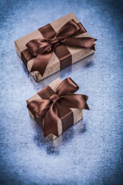 giftboxes kahverengi yay ile