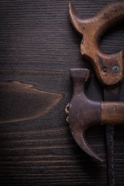 Grunge el testeresi ve pençe çekiç