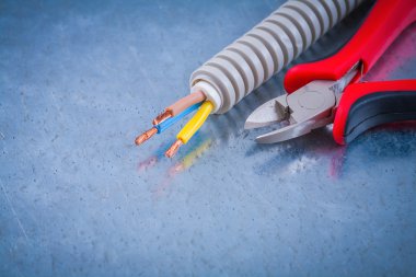 Elektrik oluklu tel ve Kerpetenler