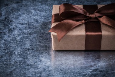 Hediye kutusu ile Metalik arka plan üzerinde şerit