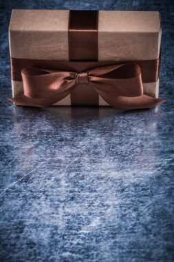 Hediye kutusu berabere kalan yay ile