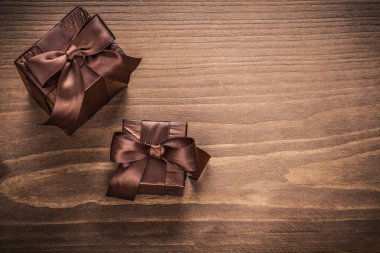 Işıltılı hediye kapları yay ile Paketli