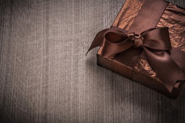 Işıltılı buruşuk kağıt sarılmış hediye