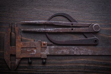 Antika ahşap arka plan üzerine kaba Kumpasları