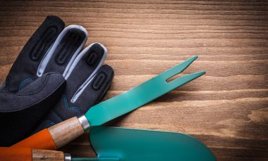 ahşap tahta üzerinde koruyucu eldivenler