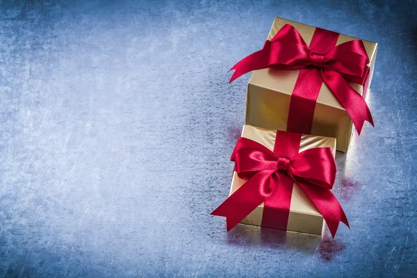 Kırmızı yay ile kutulu altın hediye